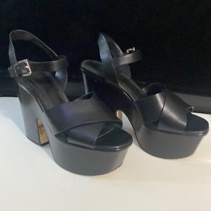 Michael Kors Black leather sandals used in excellent condition